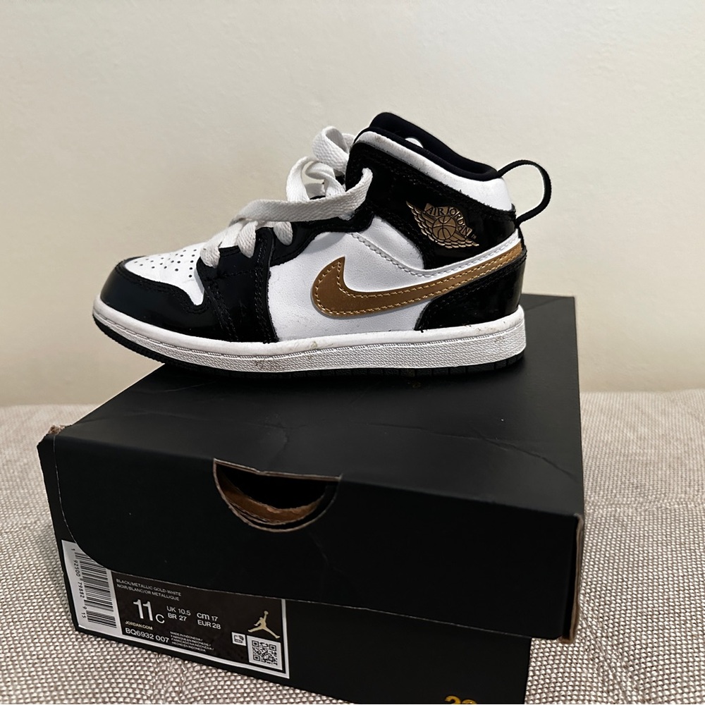 Kids Jordan’s size 11c. Barely worn, excellent condition.